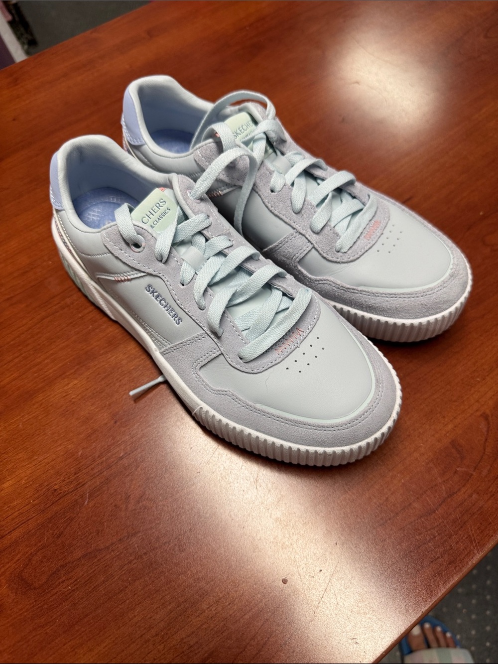 Skechers sneakers size 8.5 // 090271